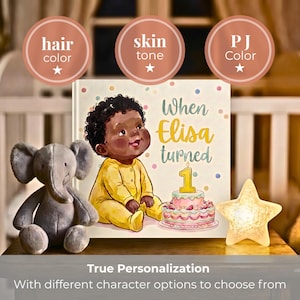 K&ouml;nnte beinhalten: Ein personalisiertes Kinderbuch-Cover mit einer Illustration eines Babys in gelber Kleidung, das neben einer Geburtstagstorte mit einer Kerze in Form einer Eins sitzt. Der Text lautet When Elisa turned 1. Drei runde Symbole zeigen hair color, skin tone und PJ color.