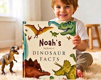 Peut inclure: Un livre à couverture rigide intitulé Noah's Big Book of Dinosaur Facts, illustré de dinosaures colorés dont un ptérodactyle, un T-Rex, un stégosaure et un tricératops, accompagné d'une petite figurine de dinosaure en plastique.