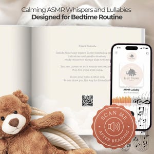 K&ouml;nnte beinhalten: Ein brauner Pl&uuml;sch-Teddyb&auml;r neben einem offenen Buch mit dem Text Calming ASMR Whispers and Lullabies Designed for Bedtime Routine. Ein Smartphone zeigt eine ASMR Lullaby App-Oberfl&auml;che mit einem QR-Code und einem Scan Me After Reading-Abzeichen.