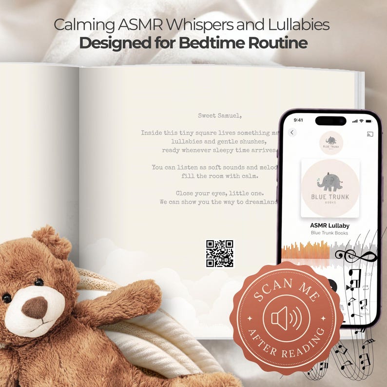 K&ouml;nnte beinhalten: Ein brauner Pl&uuml;sch-Teddyb&auml;r neben einem offenen Buch mit dem Text Calming ASMR Whispers and Lullabies Designed for Bedtime Routine. Ein Smartphone zeigt eine ASMR Lullaby App-Oberfl&auml;che mit einem QR-Code und einem Scan Me After Reading-Abzeichen.