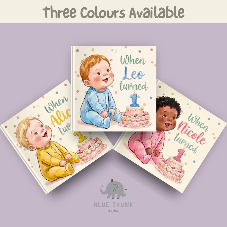 K&ouml;nnte beinhalten: Drei quadratische Kinderb&uuml;cher mit Aquarellillustrationen von Babys, die ihren ersten Geburtstag feiern. Jedes Cover zeigt ein Baby in einem andersfarbigen Outfit, eine Geburtstagstorte mit einer Kerze in Form der Zahl eins und den Text When Leo turned 1, When Alice turned 1 und When Nicole turned 1. Der Text three Colours Available steht oben und das Logo von Blue Trunk Books unten.