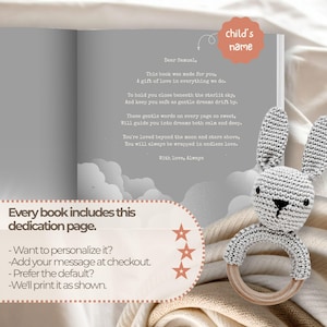 Peut inclure: Une page de livre grise avec un po&egrave;me de d&eacute;dicace imprim&eacute; adress&eacute; &agrave; Samuel et une &eacute;tiquette corail indiquant child's name. &Agrave; c&ocirc;t&eacute; du livre se trouve un hochet lapin gris au crochet avec un anneau en bois clair et lisse.