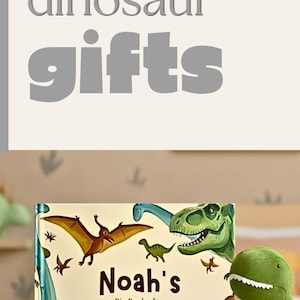 Puede incluir: Un libro de tapa dura titulado Noah's Big Book of DINOSAUR FACTS con ilustraciones coloridas de varios dinosaurios, incluyendo un pterod&aacute;ctilo, un T-Rex y un triceratops sobre un fondo crema con texto marr&oacute;n.