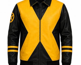 Puede incluir: Una chaqueta de cuero negra y amarilla con un diseño en forma de X en la parte delantera, cuello clásico, cremallera frontal completa y dos rayas amarillas en cada manga. Un logotipo circular amarillo con una X es visible en el hombro derecho.