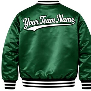 Puede incluir: Chaqueta universitaria de sat&eacute;n verde con el texto "Your Team Name" en escritura blanca en la espalda. La chaqueta tiene pu&ntilde;os y cuello a rayas blancas y negras. La chaqueta es de un tono verde vibrante.