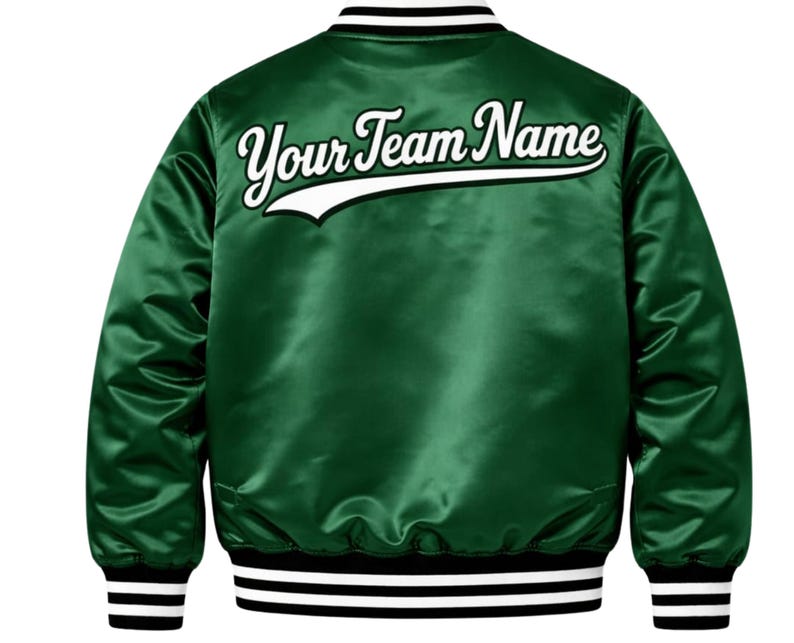 Puede incluir: Chaqueta universitaria de sat&eacute;n verde con el texto "Your Team Name" en escritura blanca en la espalda. La chaqueta tiene pu&ntilde;os y cuello a rayas blancas y negras. La chaqueta es de un tono verde vibrante.
