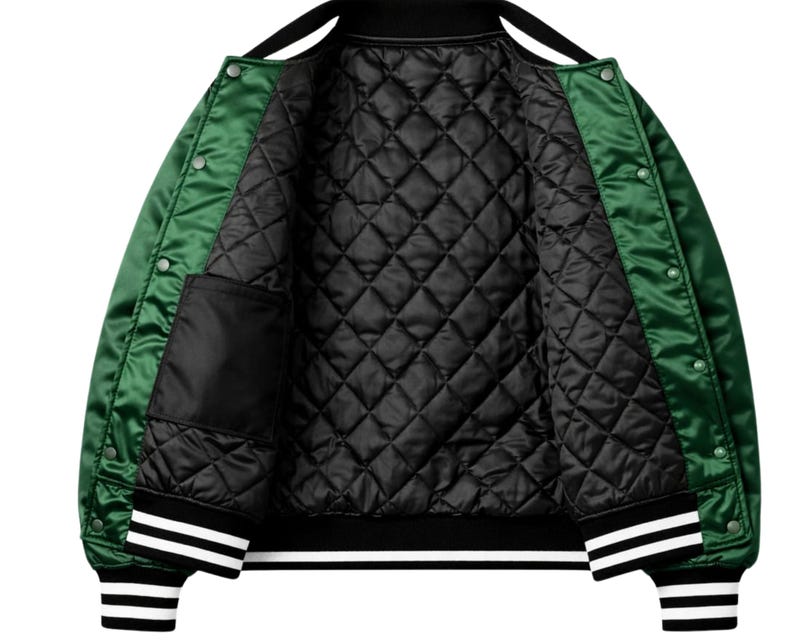 Puede incluir: Chaqueta bomber de sat&eacute;n verde con forro acolchado negro. La chaqueta tiene cuello y pu&ntilde;os negros con rayas blancas. Cuenta con un bolsillo interior y cierre de botones.
