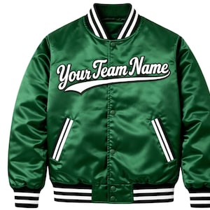 Puede incluir: Chaqueta universitaria de sat&eacute;n verde con el texto "Your Team Name" en escritura blanca. La chaqueta tiene rayas blancas en el cuello, los pu&ntilde;os y los bolsillos. Los pu&ntilde;os y la cintura tienen ribetes a rayas blancas y negras.