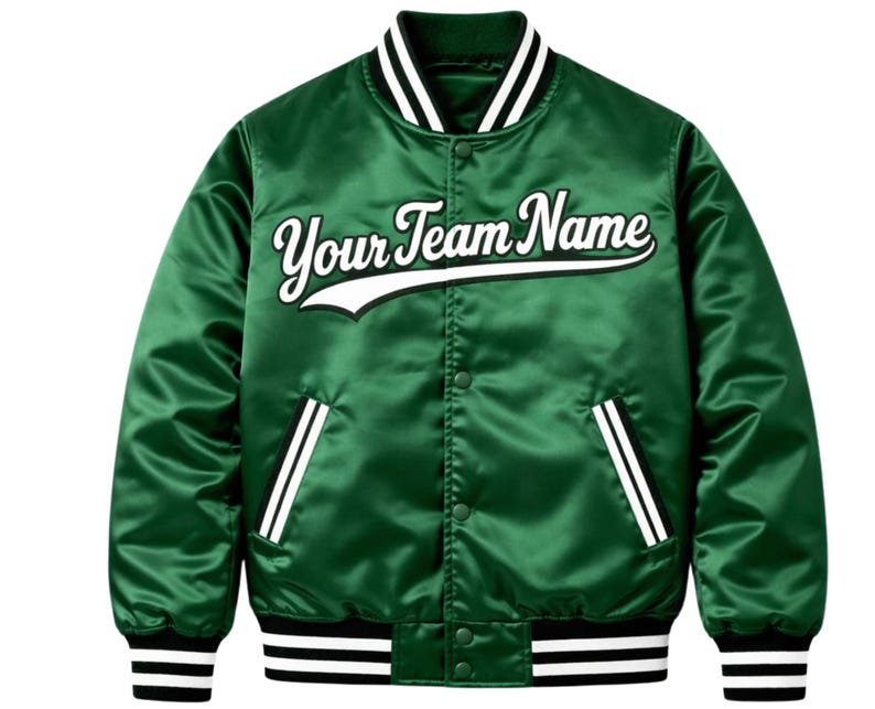Puede incluir: Chaqueta universitaria de sat&eacute;n verde con el texto "Your Team Name" en escritura blanca. La chaqueta tiene rayas blancas en el cuello, los pu&ntilde;os y los bolsillos. Los pu&ntilde;os y la cintura tienen ribetes a rayas blancas y negras.