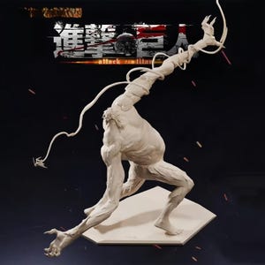 Puede incluir: Escultura blanca de un Titán de la serie de anime Attack on Titan. La escultura está en una pose dinámica, con un brazo extendido y el otro doblado. El Titán está sobre una base hexagonal blanca, con el logo de Attack on Titan en el fondo.