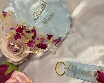 Płatek róży – spersonalizowany prezent z imieniem w języku arabskim i angielskim – złota, kwiatowa pamiątka dla niej