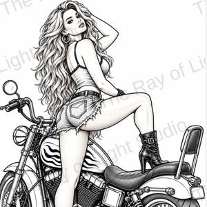 Könnte beinhalten: Eine schwarz-weiße Strichzeichnung einer Person mit langem, welligem Haar, die ein Tanktop, Jeansshorts und Stiefel mit hohen Absätzen trägt und auf einem Motorrad posiert. Das Motorrad hat einen Kraftstofftank mit Flammengrafiken.