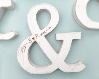 Adorno de madera personalizado con la conjunción "&" / Iniciales y año tallados a mano (20 cm de alto) / Regalo de boda / Regalo de aniversario