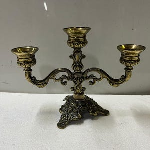 Vintage-stil 3-armad guldfärgad ljusstake – Ljusstake – Finns i stora mängder