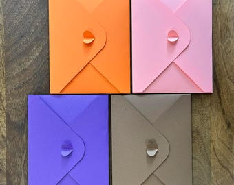 Enveloppe personnalisée en papier cartonné avec fermoir en forme de cœur – Texte gravé personnalisé gratuit (taille 5 x 7)