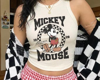 Camiseta sin mangas vintage de Mickey Mouse, top corto con estampado retro de Mouse Est. 1928, ropa estética de parques temáticos, linda camiseta veraniega nostálgica con efecto desgastado.