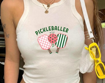 Camiseta sin mangas Pickleballer Racer, lindo regalo de pickleball para mujeres, top deportivo retro con estampado, ropa de pickleball, camiseta corta estilo racer, ropa deportiva