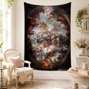 Op de afbeelding: Een groot wandtapijt met een klassiek schilderij met figuren in een hemelse scène. Het kunstwerk is omlijst door een donkere ovale rand en hangt aan een witte muur. Het kleurenpalet omvat blauw, rood en goud.