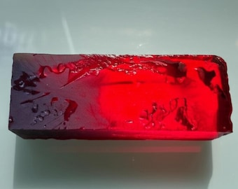Rubí rojo cultivado en laboratorio: piedra preciosa en bruto de 500-550 quilates para joyería.