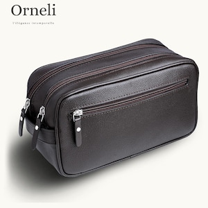 Puede incluir: Un neceser de cuero marrón oscuro con dos compartimentos con cremallera y un bolsillo frontal con cremallera. La bolsa tiene cremalleras plateadas y la marca "Orneli" está impresa en la parte superior.