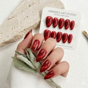Uñas postizas almendradas con efecto ojo de gato en color rojo rubí, set de uñas brillantes hechas a mano.