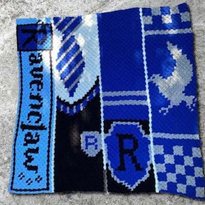 Schema afgano all'uncinetto ispirato a Corvonero, coperta della casa del mago, schema all'uncinetto grigio-blu, coperta fandom geek, schema all'uncinetto in PDF