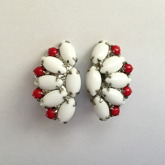 Vintage 1950s Red and White Milk Glass Bead Fan Sh