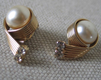 Vintage 1990s Gold Toned Swirl Clip On Earrings with Faux Pearl and Rhinestones