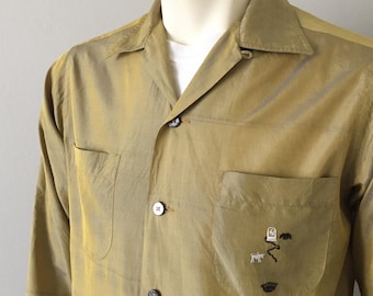 1950s Vintage Gold Sharkskin Silk Shantung Bear Bull Market Novelty Embroidery Menswear Loop Sinatra Shirt VFG