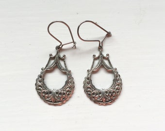 Vintage 1960s Filigree Scrolled Silver Toned Drop Dangle Hippie Boho Earrings