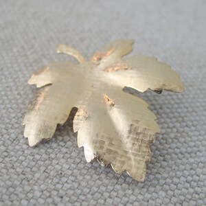 Vintage 1960s Gold Toned Shiny Textured Leaf Pin Brooch