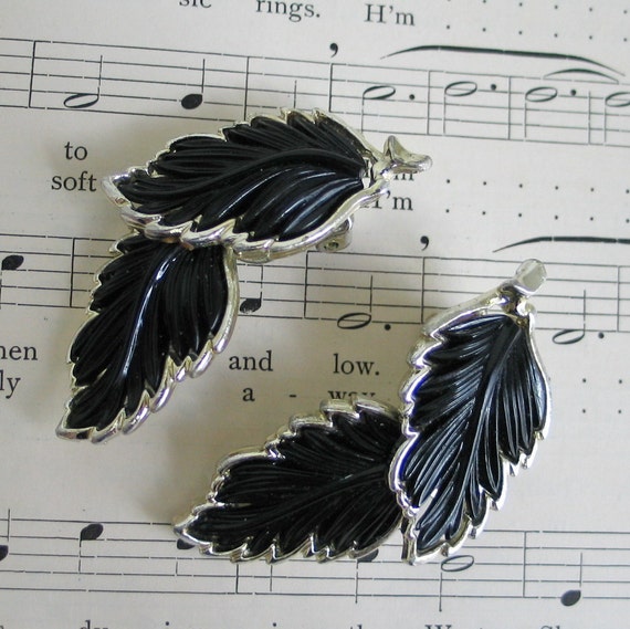 Vintage 1960s Black Textured Novelty Leaf Earrings - image 3