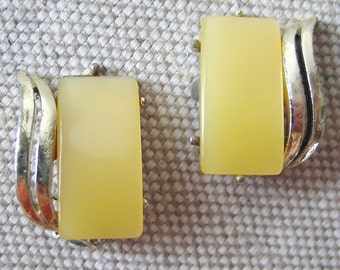 Vintage 1960s Lemon Yellow Moonglow Thermoplastic Clip On Earrings