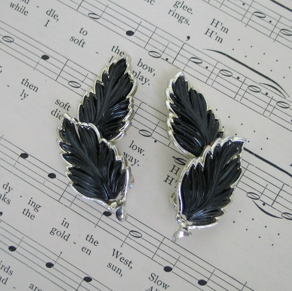 Vintage 1960s Black Textured Novelty Leaf Earrings - image 1