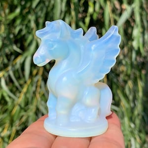 Quartzo opala de 2,3 polegadas (5,8 cm) ou mais, cristal de quartzo, esculpido à mão, unicórnio de cristal, crânio de unicórnio, presente de cristal (1 peça).