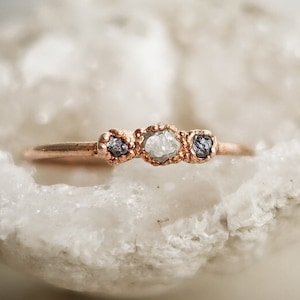 Bague en cuivre et diamants noirs et blancs / Pierre brute / Bijoux biologiques bruts / Pièce unique fabriquée en France /