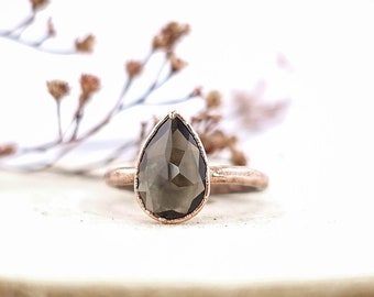 Bague en cuivre poire quartz fumé / Pierre naturelle à facettes / Bague avec pierre de naissance / Bijoux artisanaux / Cadeau unique pour elle/lui