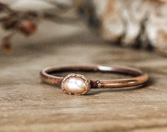 Perla d'acqua dolce sigillata su un anello di rame / pietra grezza e naturale / Gioiello fatto a mano / pezzo unico /
