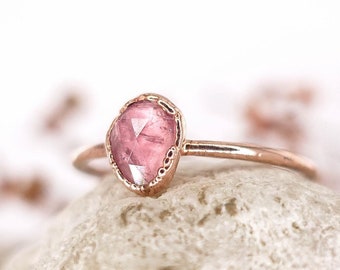 Anello in rame con tormalina rosa: pietra preziosa taglio rosa, gioielli fatti a mano