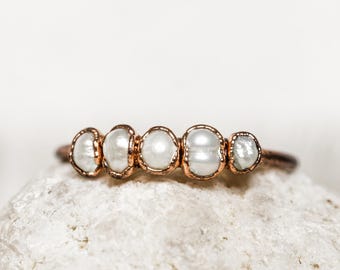 Anello in rame elettroformato con perle bianche multicolori / Gioielli in perle a grappolo Boho / Anello artigianale in rame / Regalo per lei