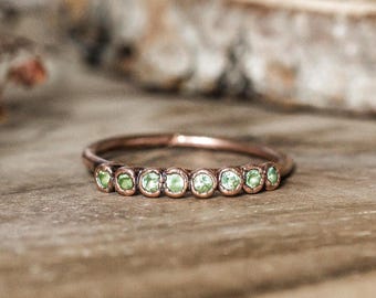 Delicato anello in rame peridoto / pietra preziosa naturale / fascia impilabile / pezzo unico fatto a mano / gioiello con pietra portafortuna di agosto