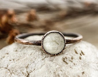Anello in rame con quarzo rutilato rotondo / pietra preziosa naturale sfaccettata / pietra portafortuna di aprile / gioielli da festa / creazione unica fatta a mano