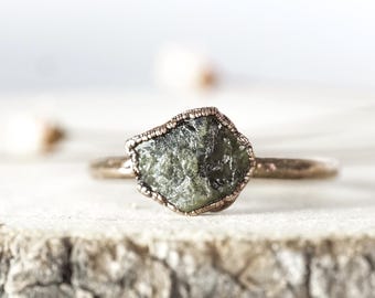Anello in rame sfene grezzo: pietra preziosa verde scuro, gioielli fatti a mano