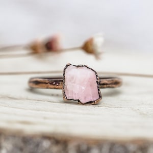Raw Pink Tourmaline Ring – Copper Band, Rough Natural Gemstone, Handmade October Birthstone Jewelry, Unique Gift for Her