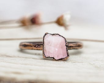 Anello con tormalina rosa grezza - Fascia in rame, pietra preziosa naturale grezza, gioiello fatto a mano con pietra portafortuna di ottobre, regalo unico per lei