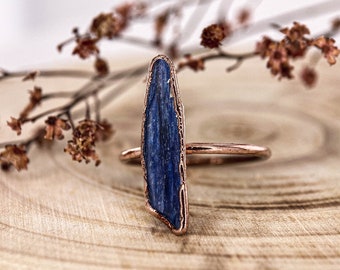 Anello in rame con cianite blu / anello con pietra preziosa grezza / anello con pietra portafortuna / gioielli fatti a mano / regalo unico per strega