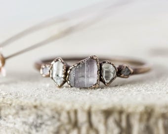 Anello in rame con diamante Herkimer e tormalina, realizzato a mano: gioiello con pietre preziose grezze.
