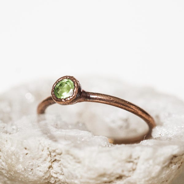 Anillo de cobre con peridoto / Piedra preciosa facetada natural / Anillo de piedra de nacimiento hecho a mano / Joyería de festival / Único