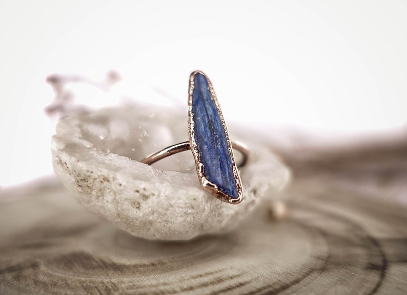 Blue Kyanite copper ring / rough gemstone ring / Birthstone ring / Handmade jewelry / Unique gift for witch image 4