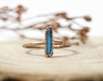 Anello in rame con tormalina blu / anello con pietra preziosa grezza / anello con pietra portafortuna / gioielli fatti a mano / regalo unico per lei